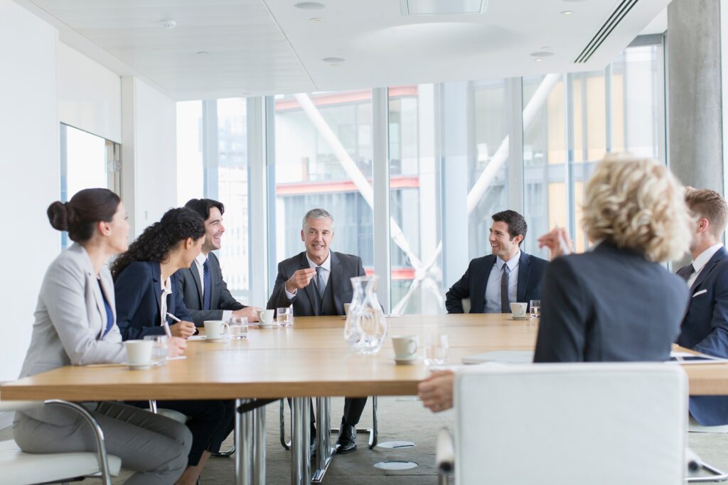 Teammeeting mit Tageslicht und Ausblick | Düsseldorf Tagungsräume