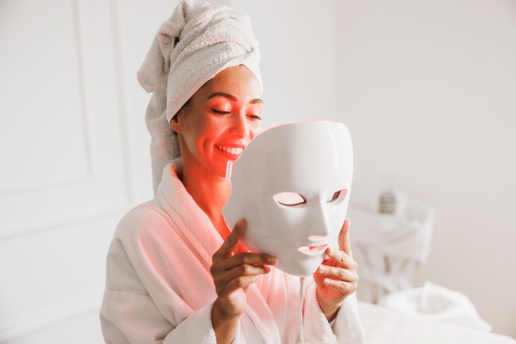 Frau mit LED-Maske bei Laser-Haarentfernung Essen
